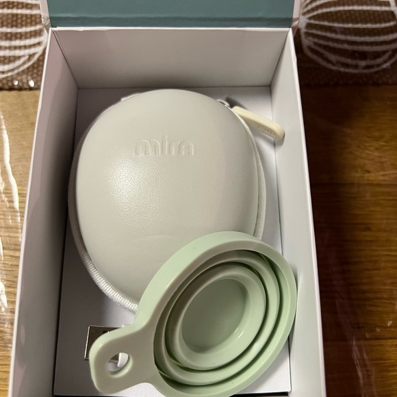 AI-Powered Hormone Tracker - White - Picture 2 of 5